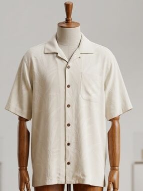 Tommy Bahama Men's Off-White Short-Sleeve Camp Collar Shirt. Size Large